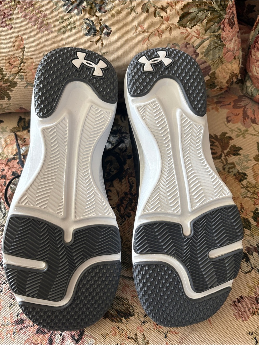 Under Armour Women’s Black Athletic Running Shoes size 9.5 - Picture 7 of 10